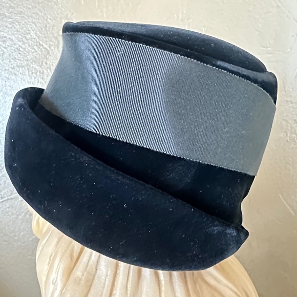 STYLISH VINTAGE BLACK VELVET RETRO CLOCHE - GROSGRAIN BAND + LARGE JEWEL HATPIN main image 4